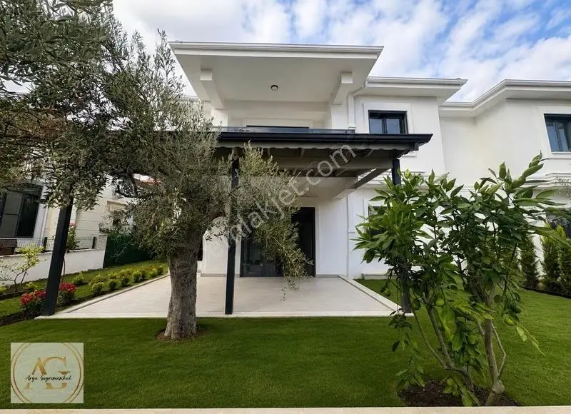 Küçükkuyu'da Bahçe Kullanımlı 2+1 Lüks Daire (denize 300m)