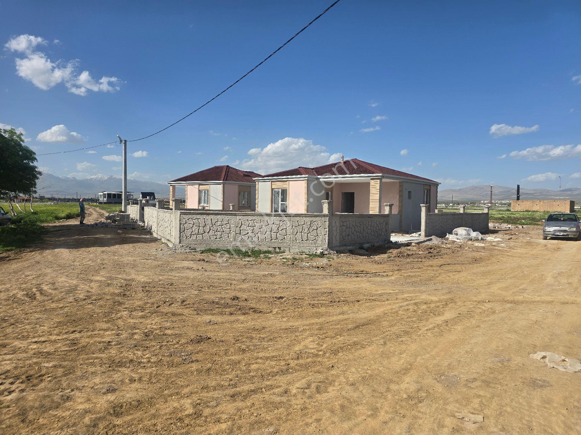 Niğde Bor Kemerhisar Da Satılık 2 Adet Villa