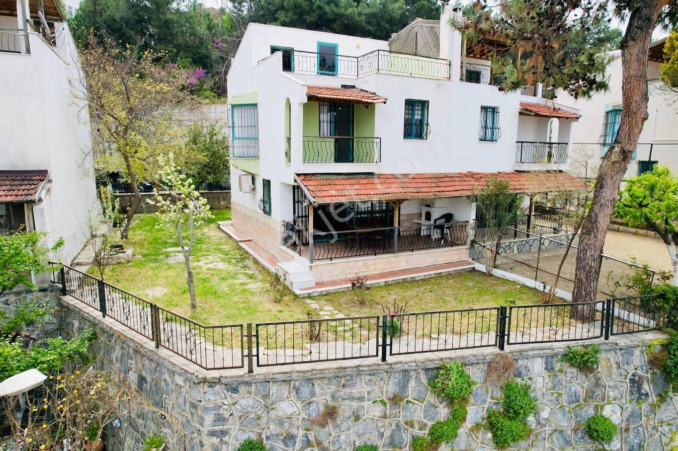 Kadınlar Denizi'nde 4+1 Geniş Bahçeli Deniz Manzaralı Kiralık Villa
