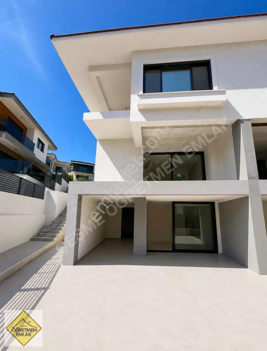 Çeşme Merkezde Havuzlu Lüks 6+1 Villa - Görsel 3