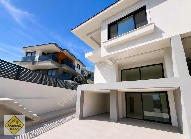 Çeşme Merkezde Havuzlu Lüks 6+1 Villa - Görsel 10