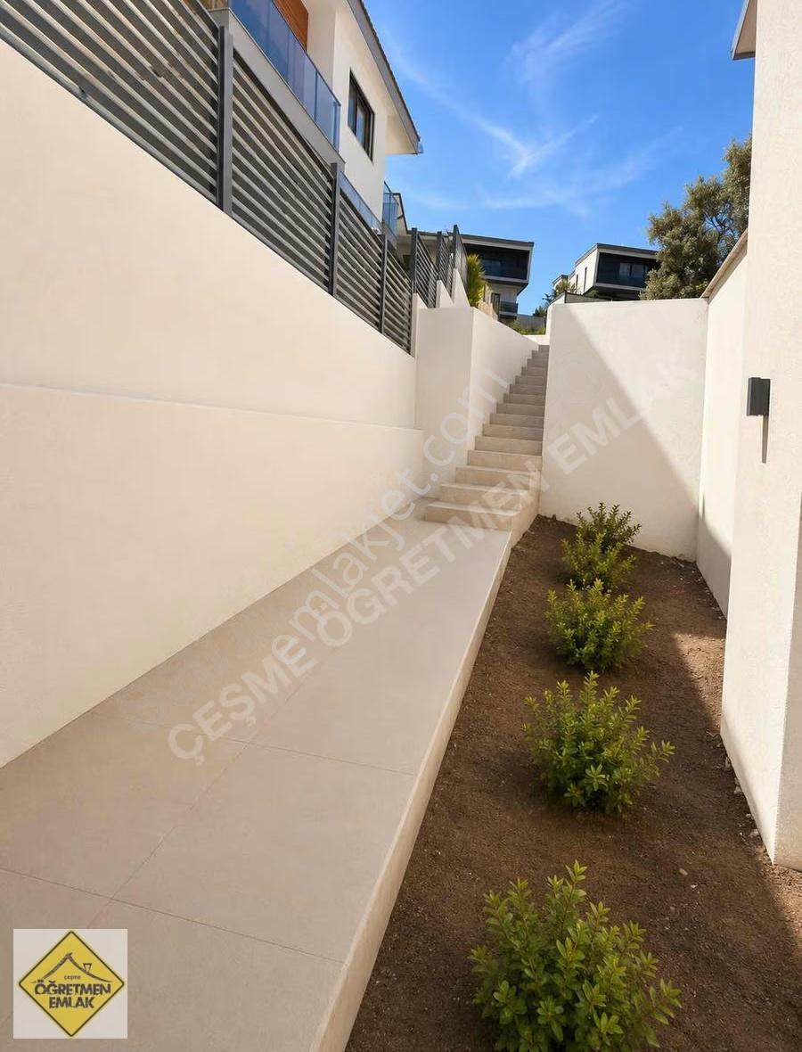 Çeşme Merkezde Havuzlu Lüks 6+1 Villa - Görsel 9