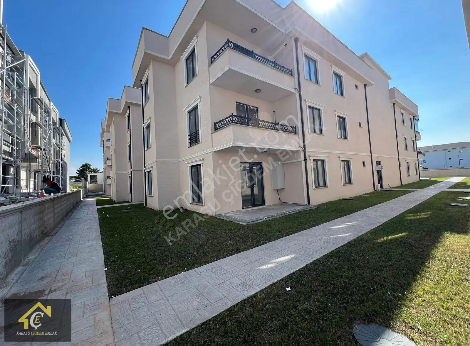 Karasu Çiğdem Emlak İle Satılık Havuzlu Lüks Sitede Sıfır Daire - Görsel 3