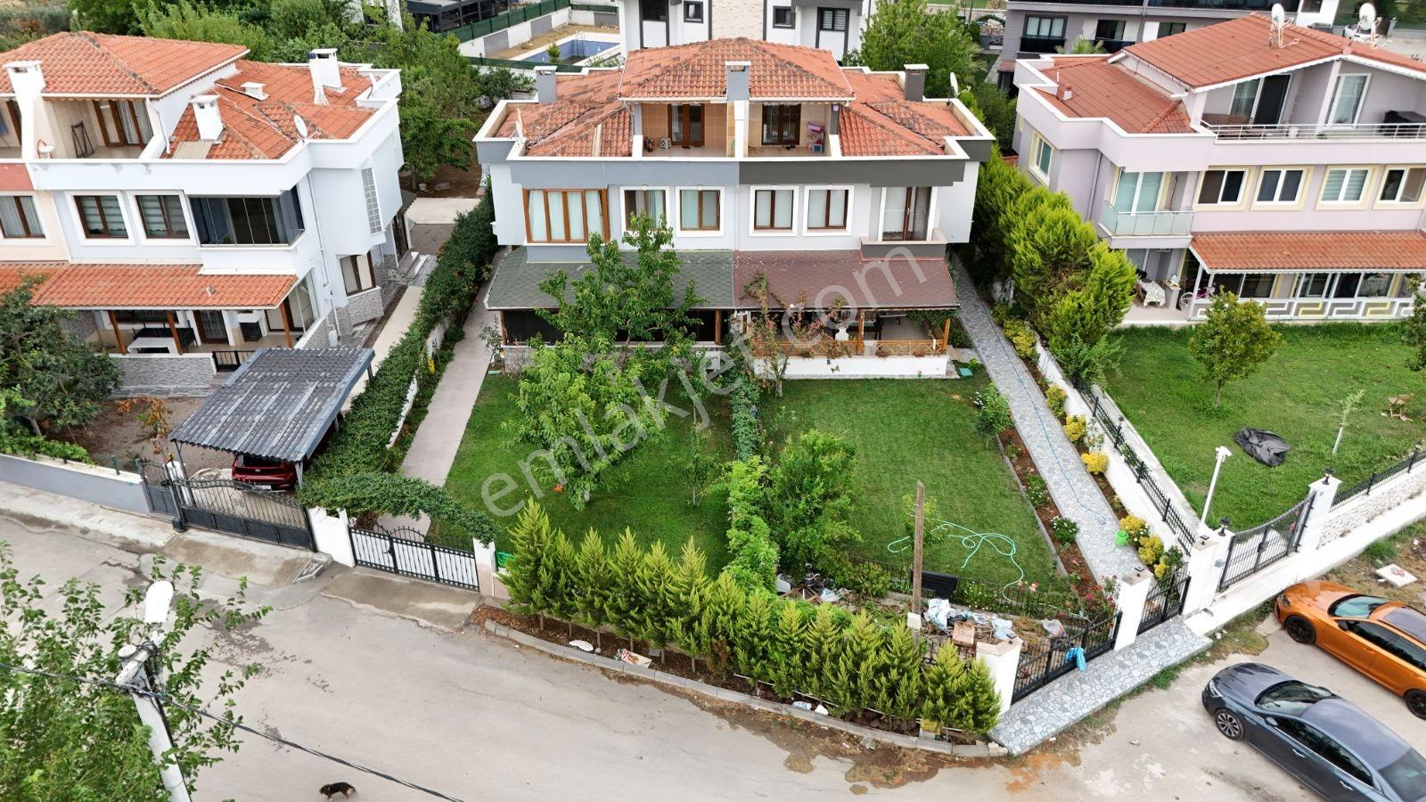 Özkandan Umurbeyde Müstakl Bahçeli 2,5 Katlı 200 M Satılık Villa
