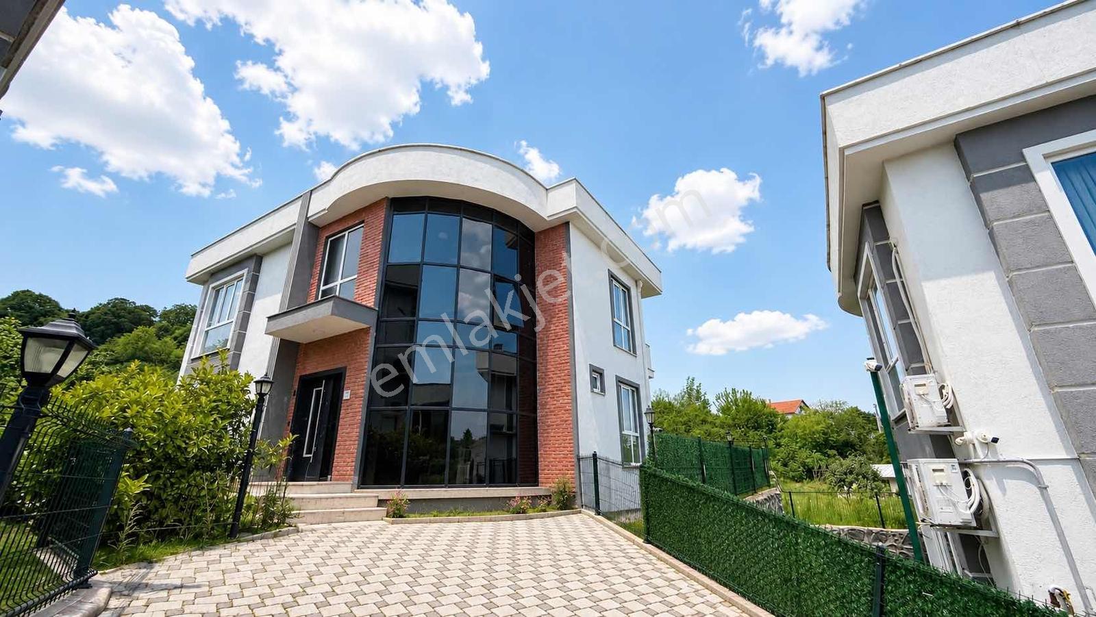 Remax İlknur Doğan Site İçinde Lüks Kiralık Villa