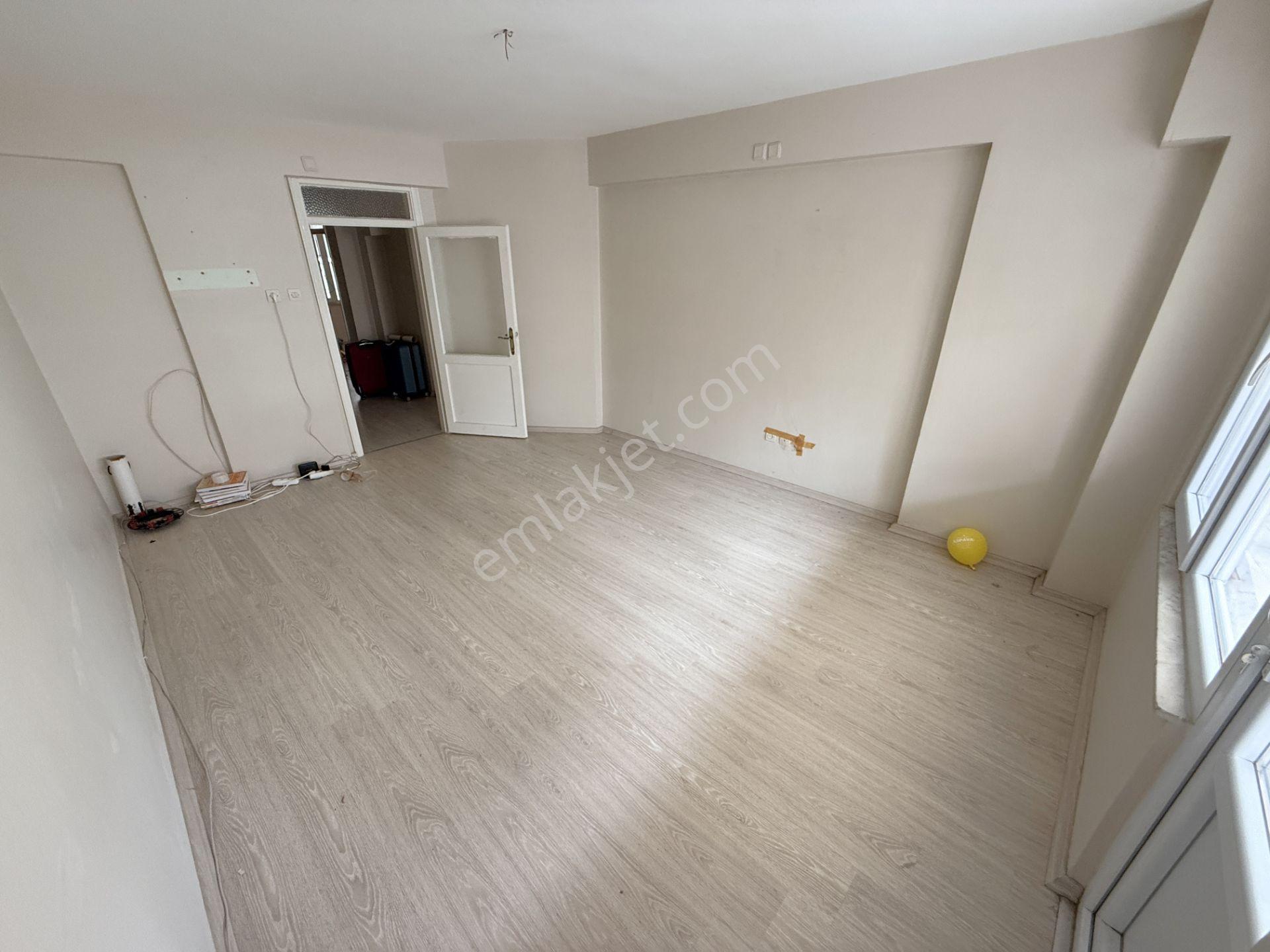 Jet'ten Akçay Merkezde Ön Cephe Geniş Balkonlu 2+1 Kiralık Daire - Görsel 6