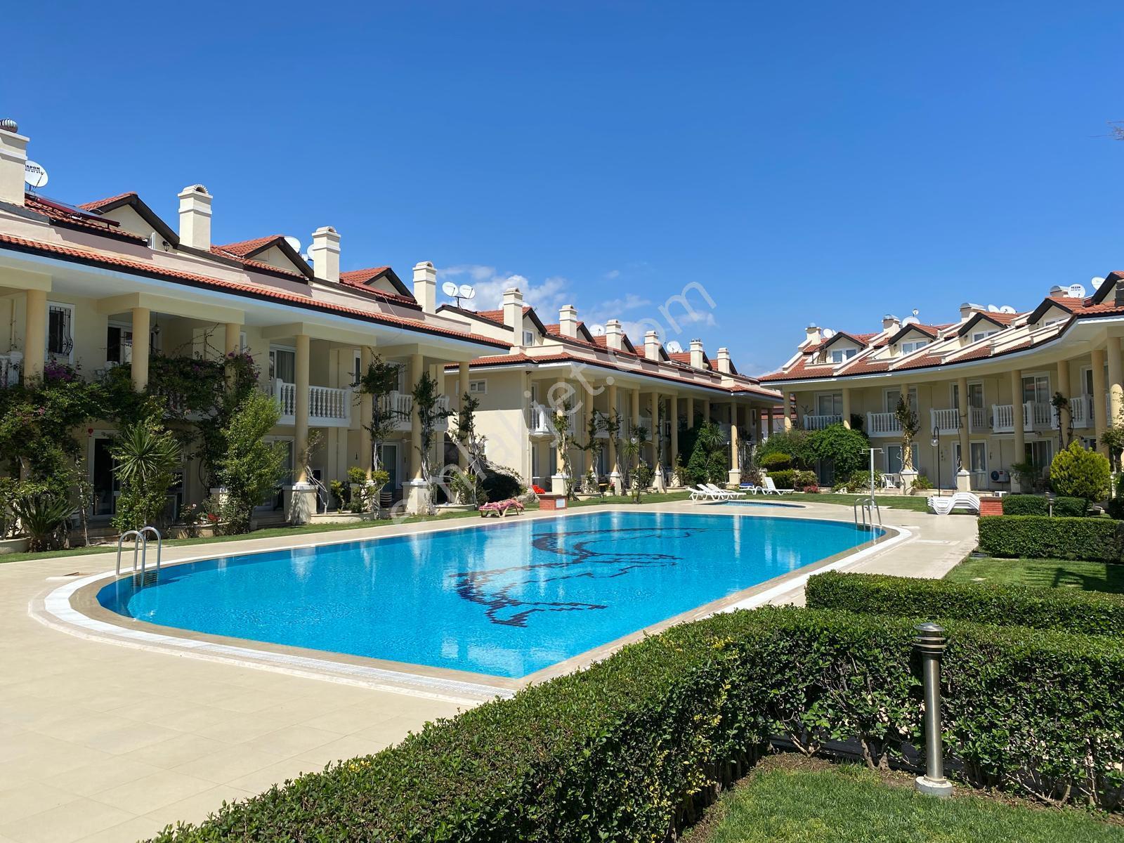 Stop'tan Çalışta Denize Sıfır Havuzlu Triplex Villa