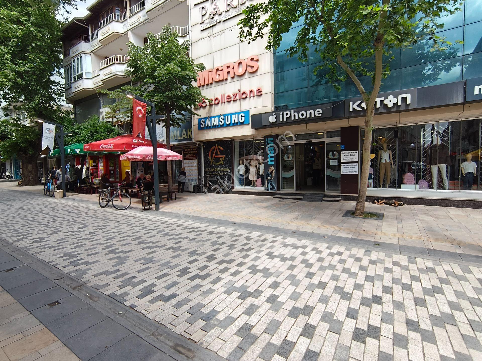 Bulut Yatırımdan 40 M² Merkezi Konumda Köşe Parsel Dükkan