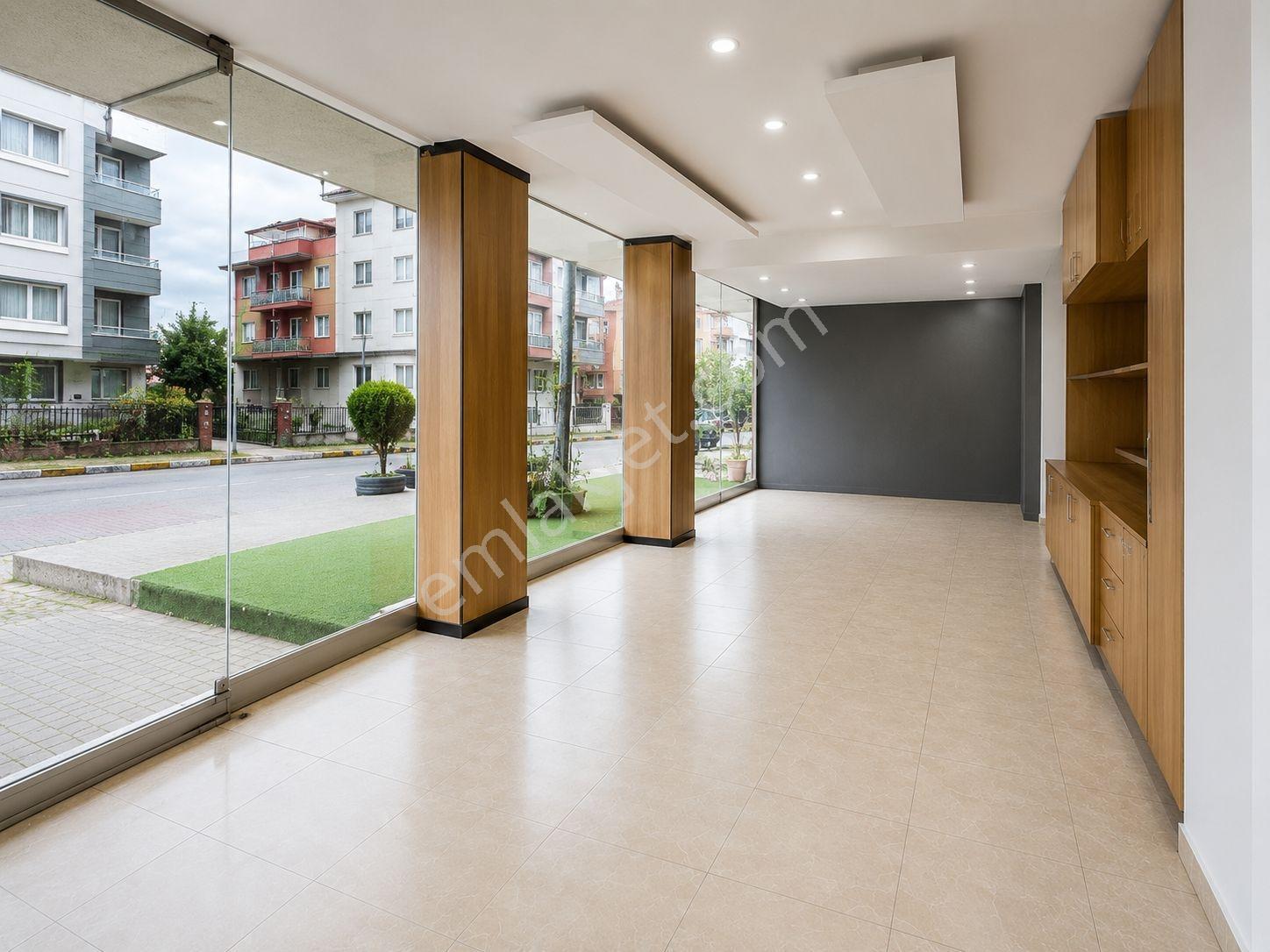 Yakuplu'da Köşebaşı İşlek Konumda Satılık 100m² Dükkan