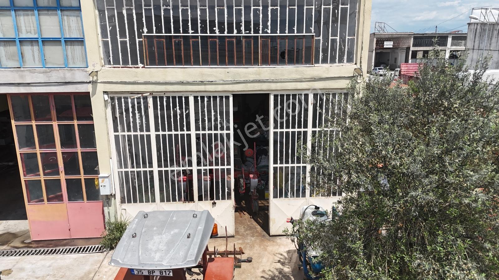 Bergama 3. Sanayi Sitesinde Satılık Köşe Dükkan!
