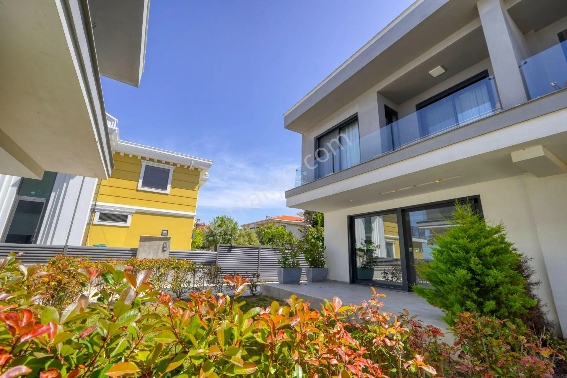 Urla İskele'de Denize Sıfır Eşyalı Lüks Villa - Görsel 3