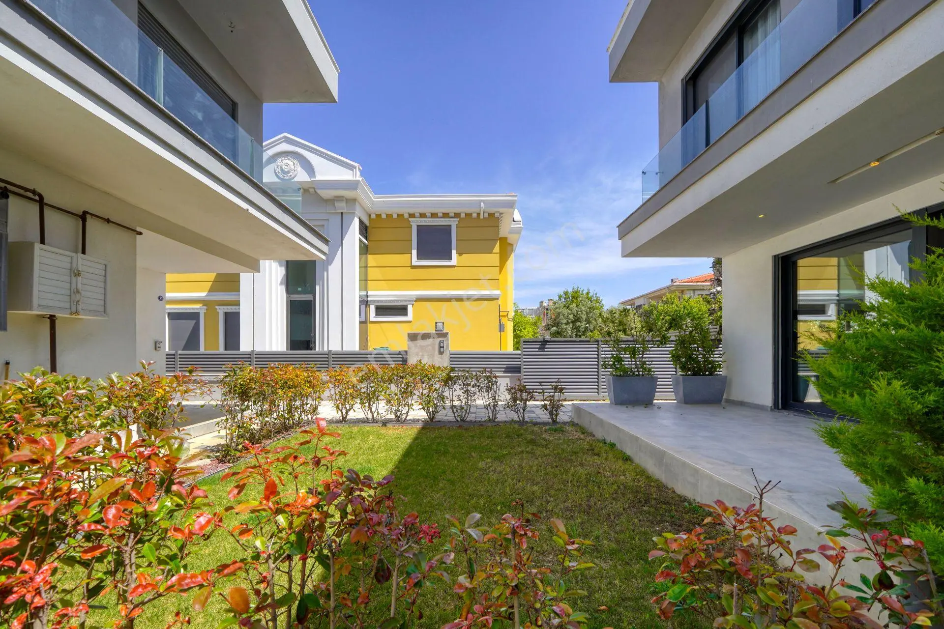 Urla İskele'de Denize Sıfır Eşyalı Lüks Villa - Görsel 2