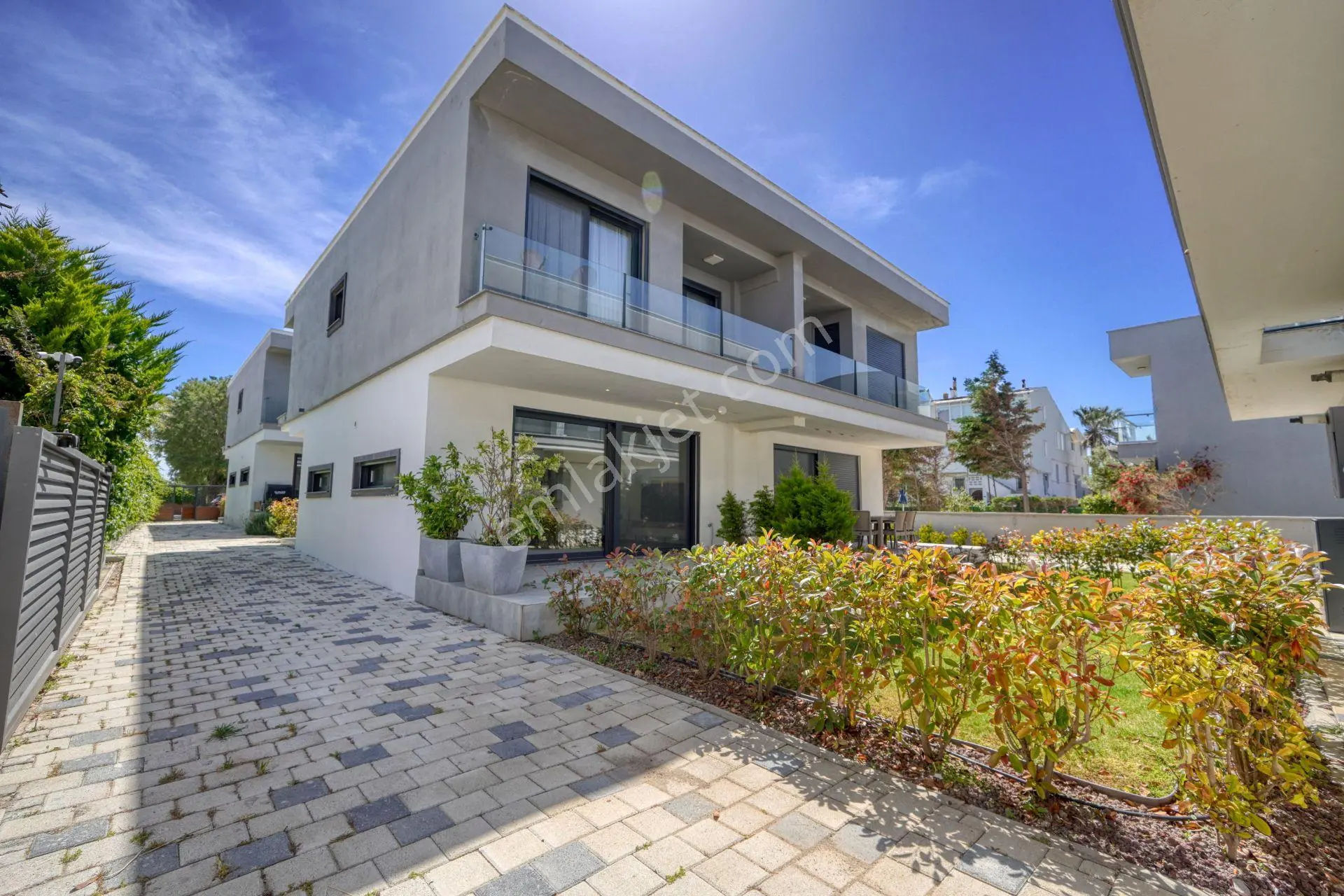Urla İskele'de Denize Sıfır Eşyalı Lüks Villa - Görsel 4