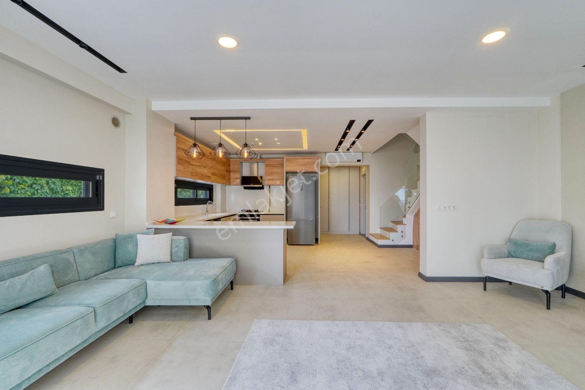 Urla İskele'de Denize Sıfır Eşyalı Lüks Villa - Görsel 27