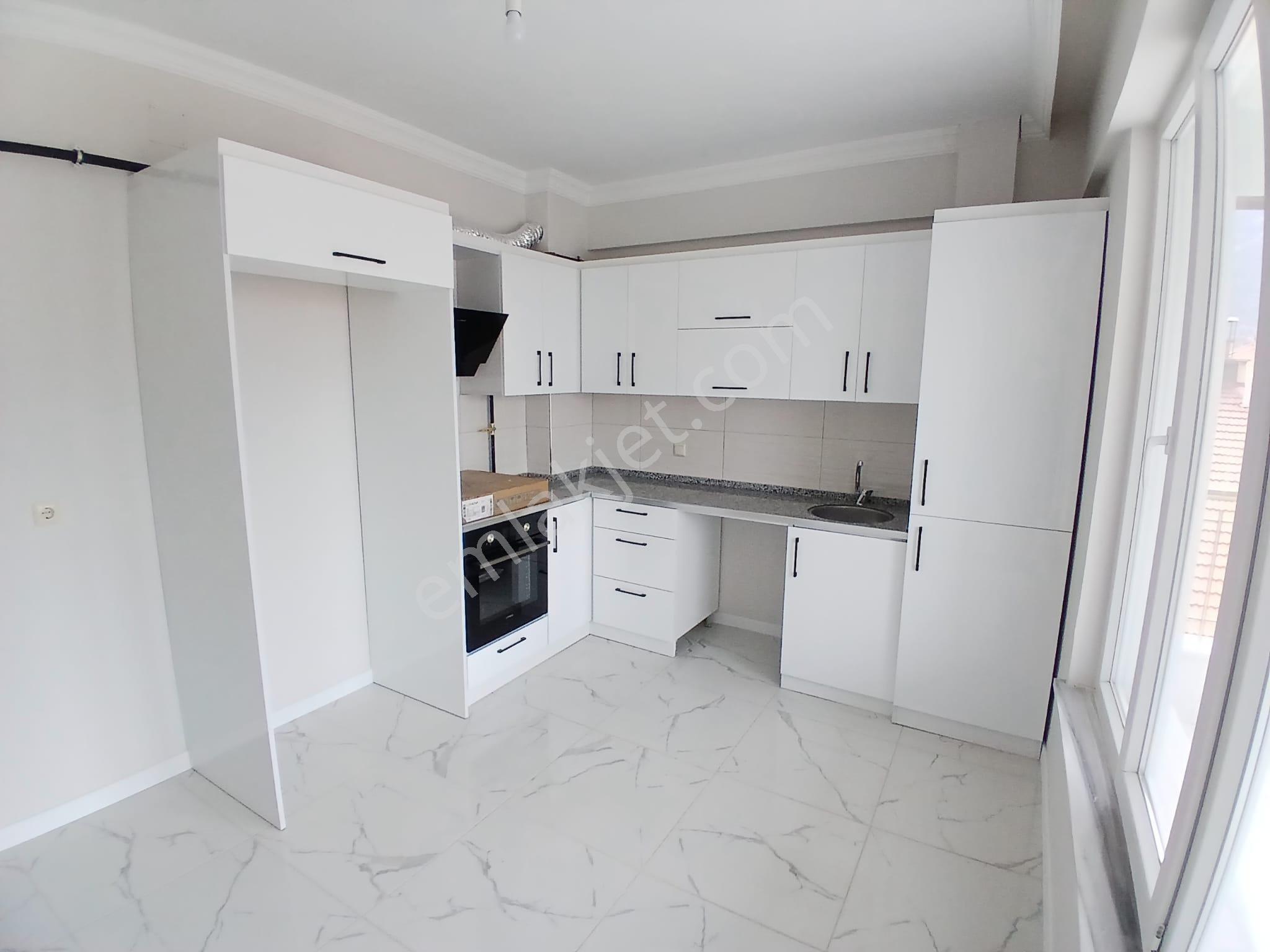 Akçay Emlak'tan Akşehir Gazi Mahallesi Adliye Lojmanları Yanında Ara Kat Kiralık Sıfır 3+1 Daire