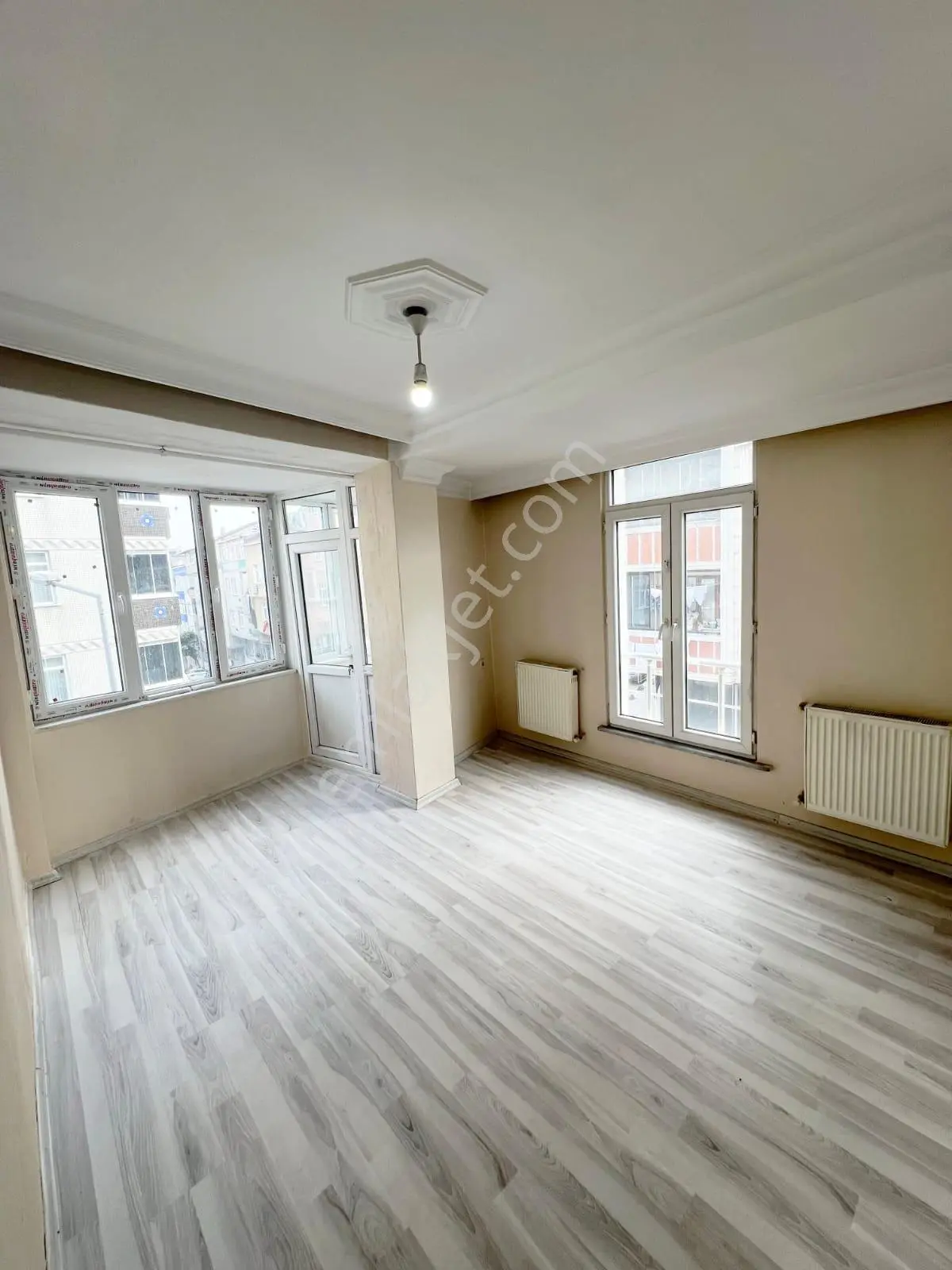 Üç Kardeşler'den 50.yıl Mh 2+1 90m2 Ara Kat Daire