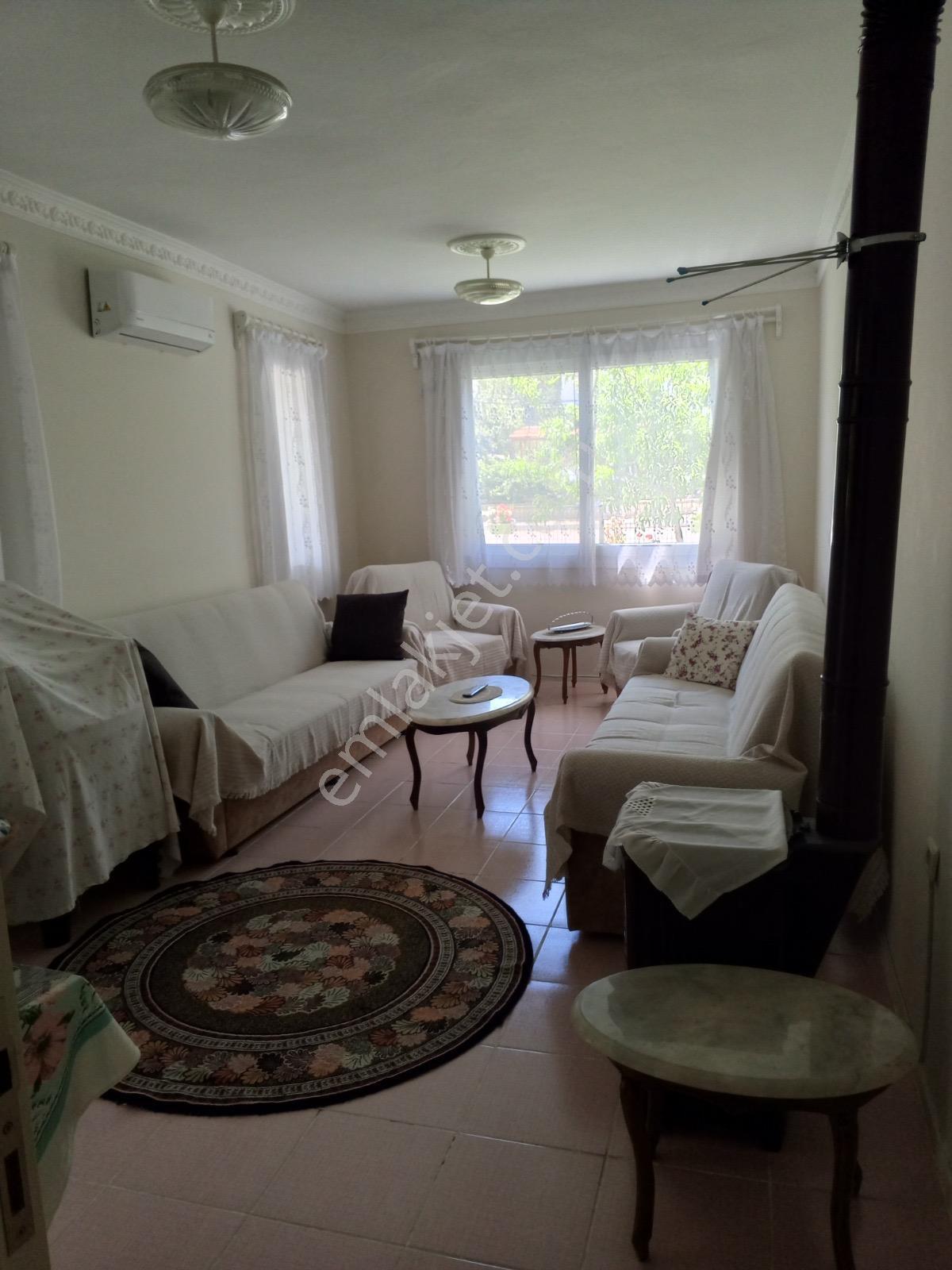Foçada Sezonluk Kiralık 2+1 Ayrı Mutfak Bahçeli Zemin Daire - Görsel 4