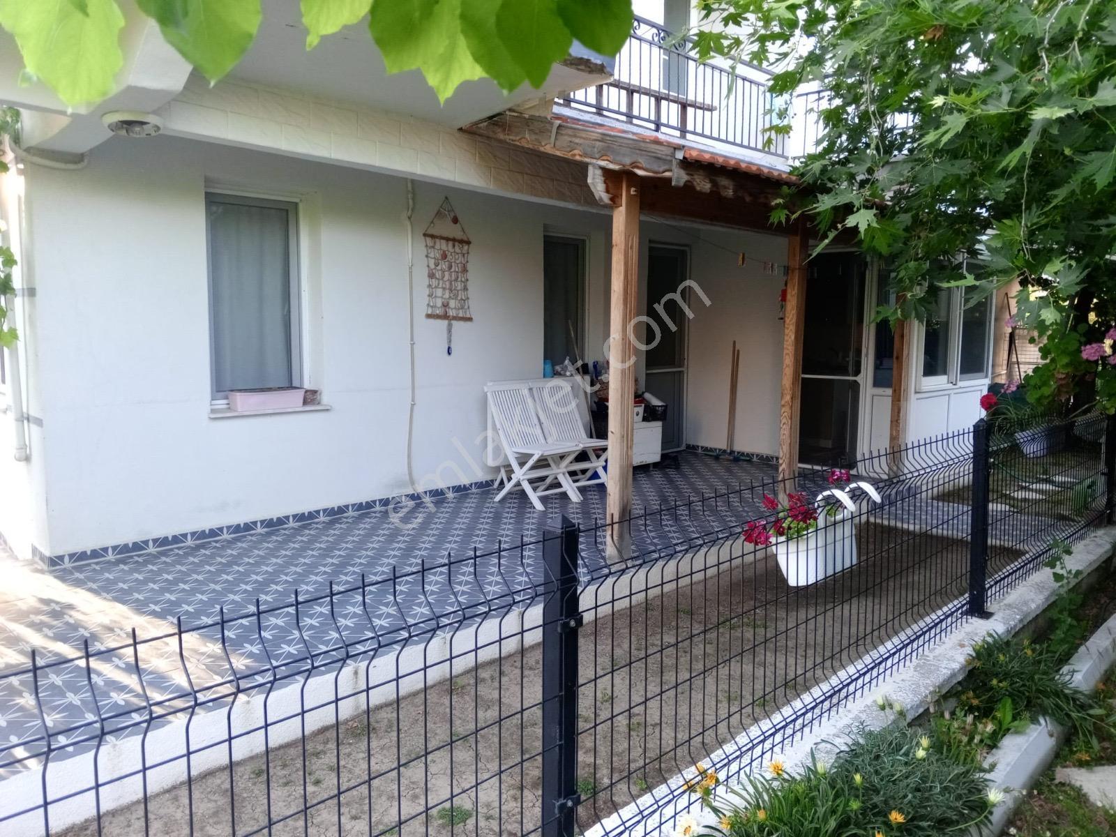 Foçada Sezonluk Kiralık 2+1 Ayrı Mutfak Bahçeli Zemin Daire - Görsel 13