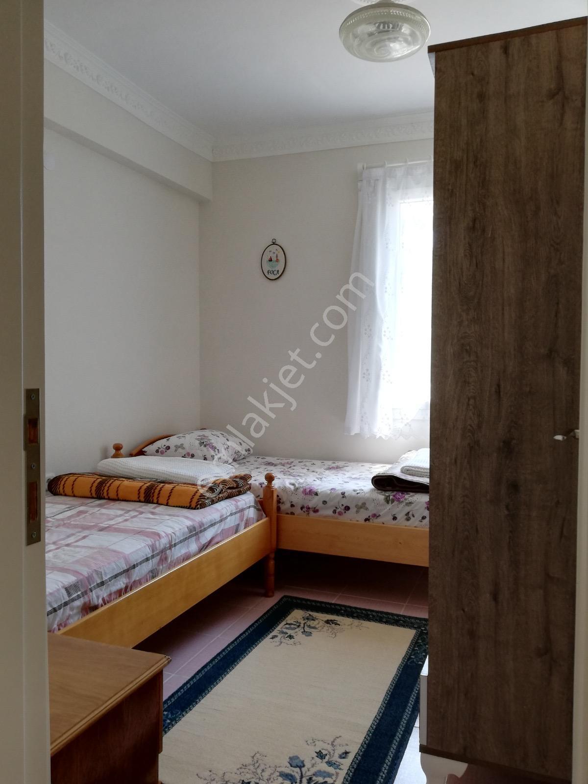 Foçada Sezonluk Kiralık 2+1 Ayrı Mutfak Bahçeli Zemin Daire - Görsel 6