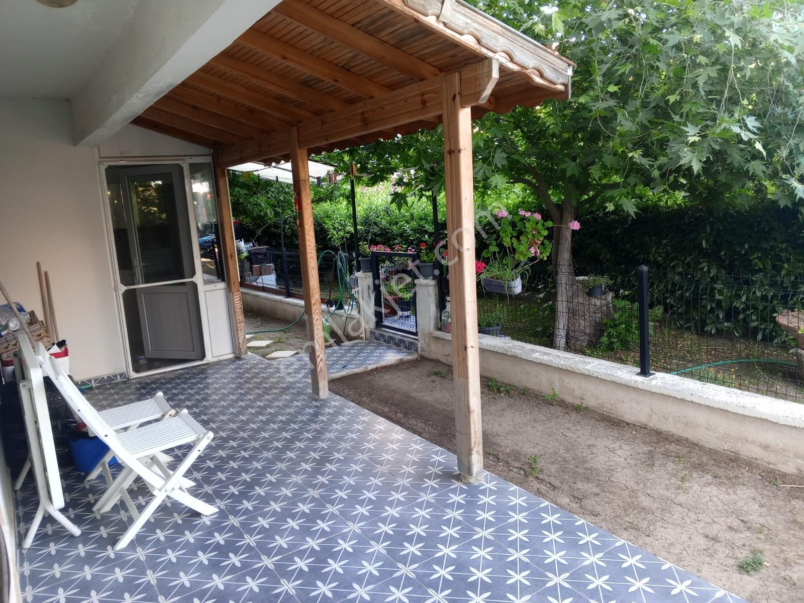 Foçada Sezonluk Kiralık 2+1 Ayrı Mutfak Bahçeli Zemin Daire - Görsel 11