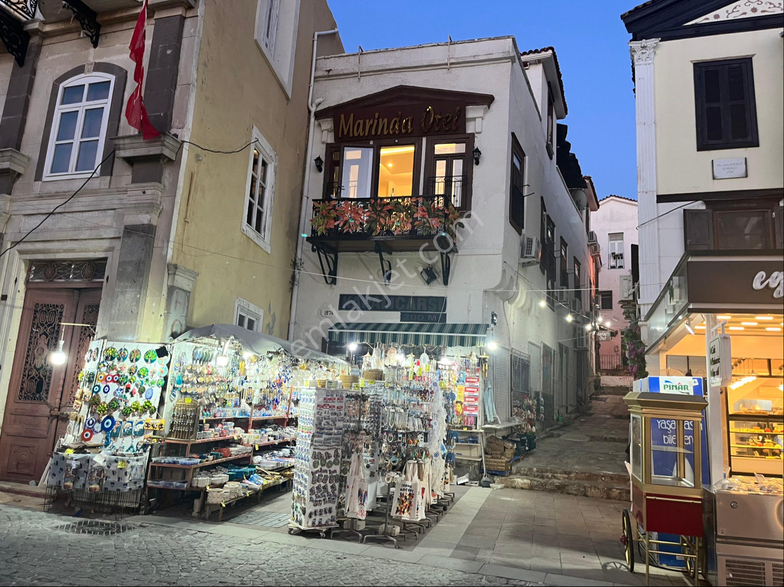 Çeşme Cumhuriyet Meydanında Satılık Dükkan