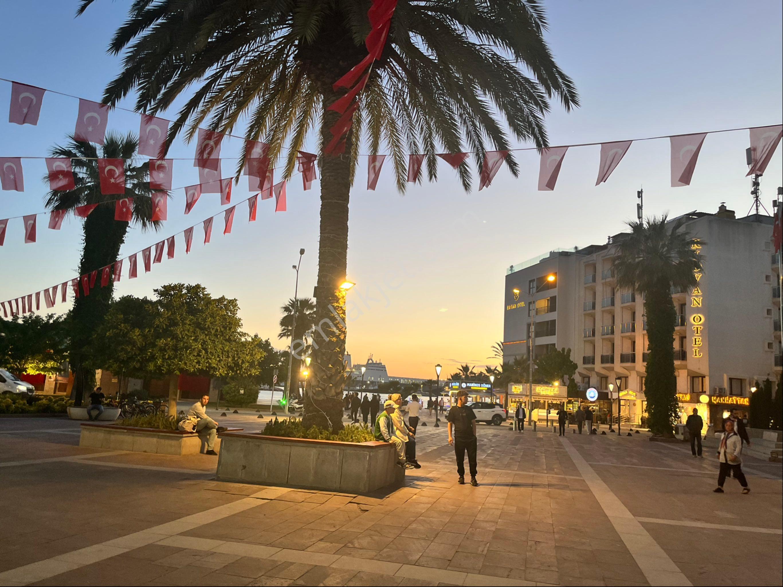 Çeşme Cumhuriyet Meydanında Satılık Dükkan - Görsel 10