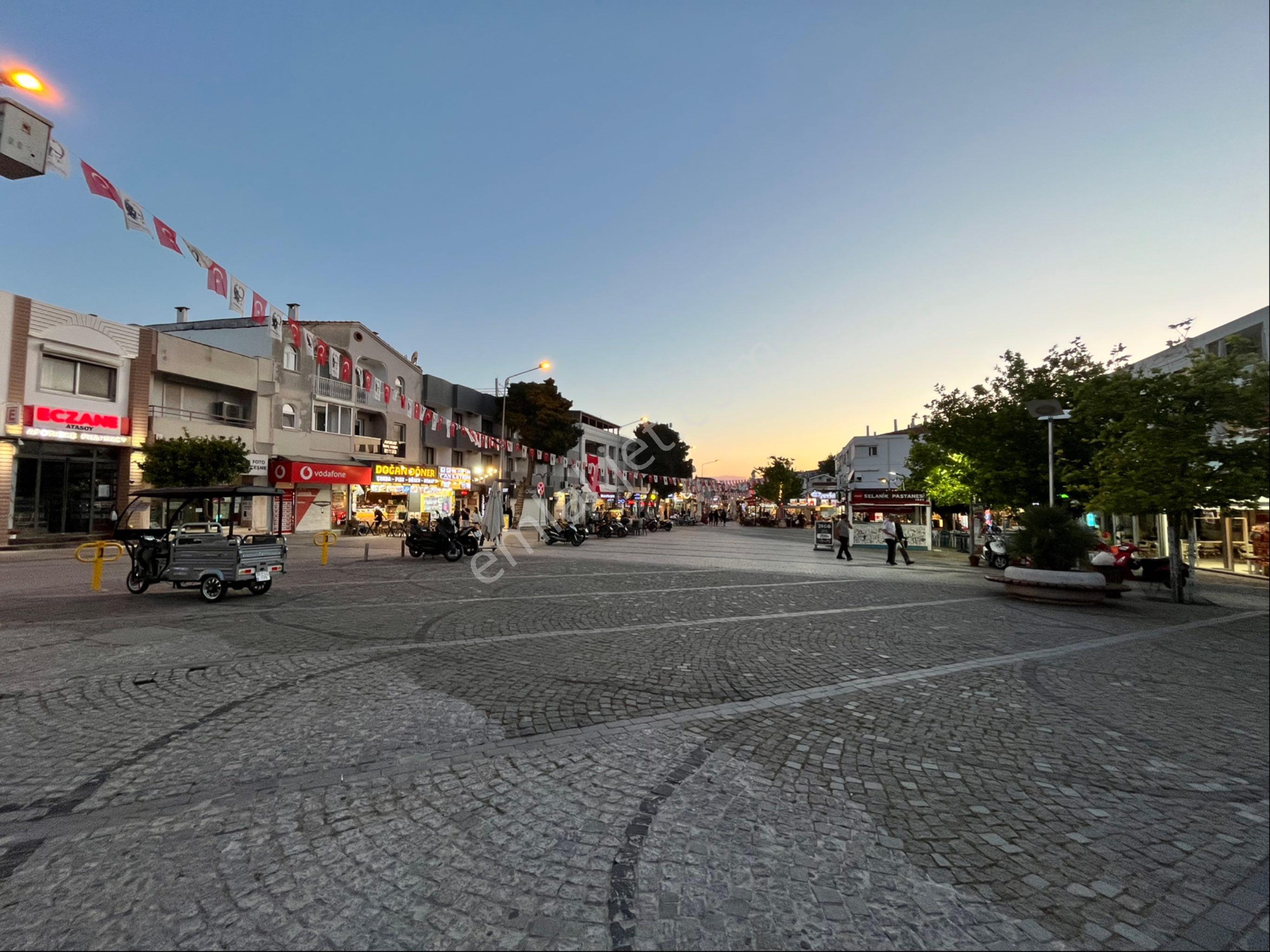 Çeşme Cumhuriyet Meydanında Satılık Dükkan - Görsel 9