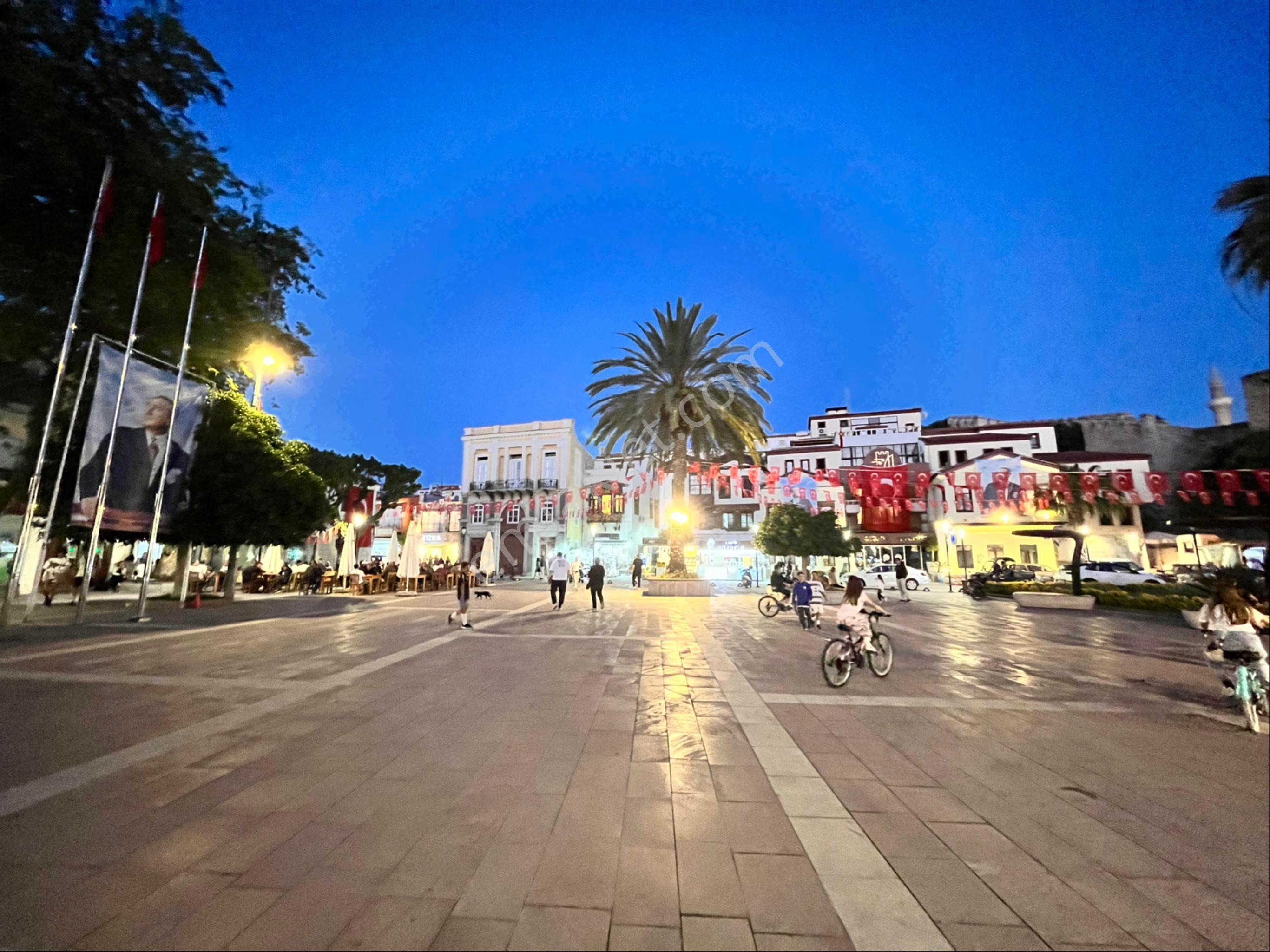 Çeşme Cumhuriyet Meydanında Satılık Dükkan - Görsel 17