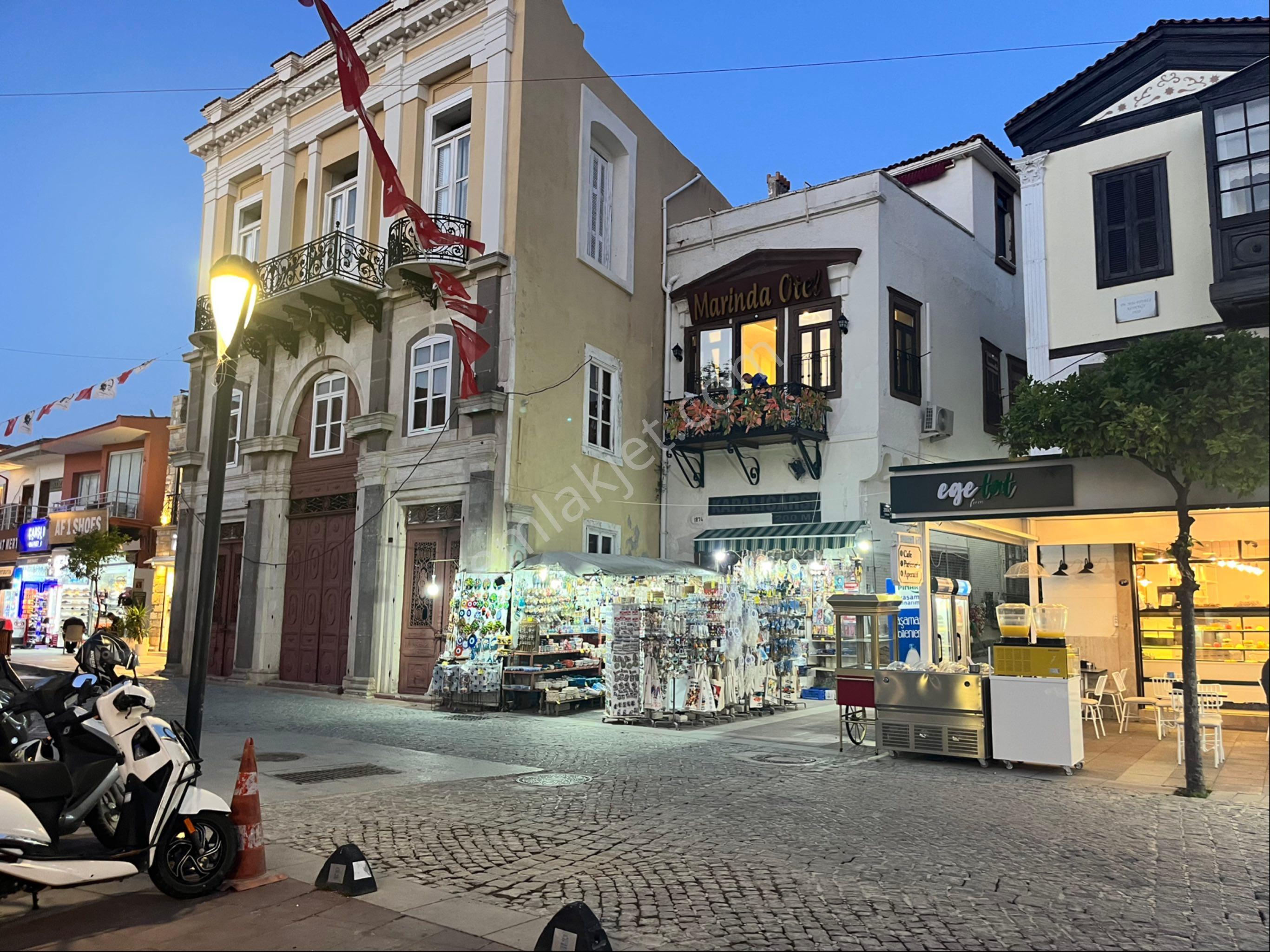 Çeşme Cumhuriyet Meydanında Satılık Dükkan - Görsel 2