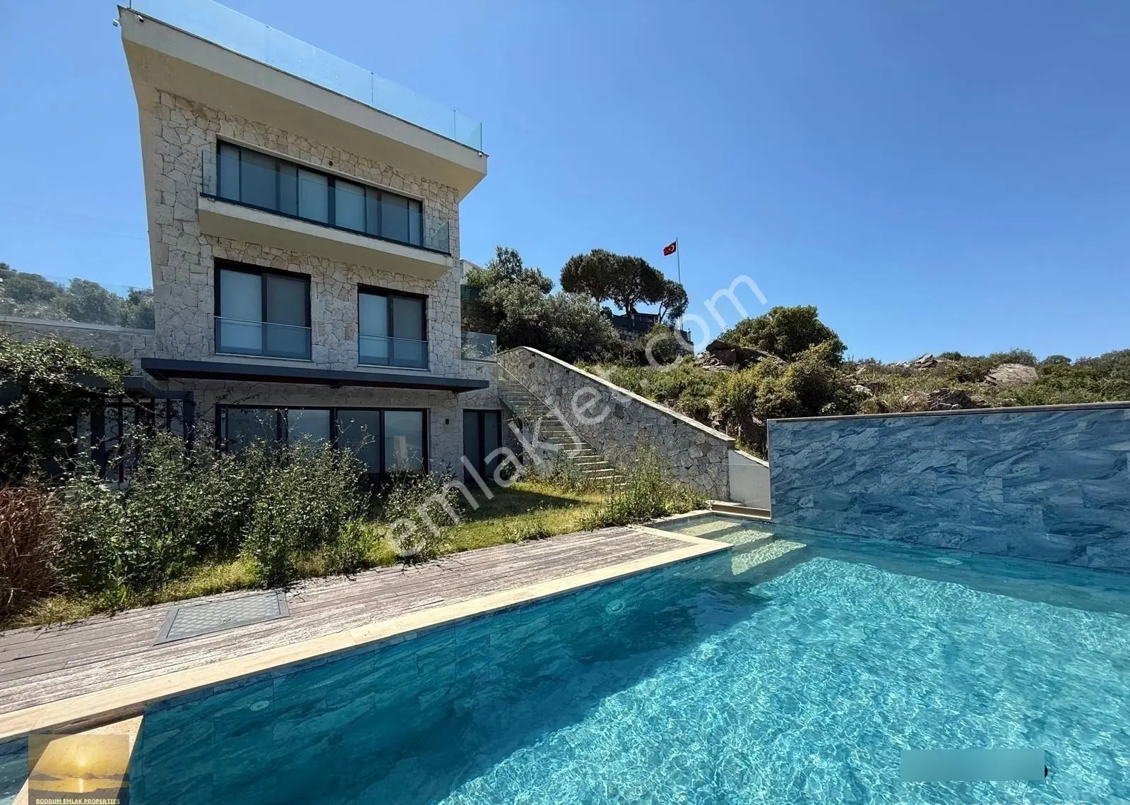 Satılık Müstakil Villa Deniz Kenarı Manzaralı Havuzlu Ev Plajlı