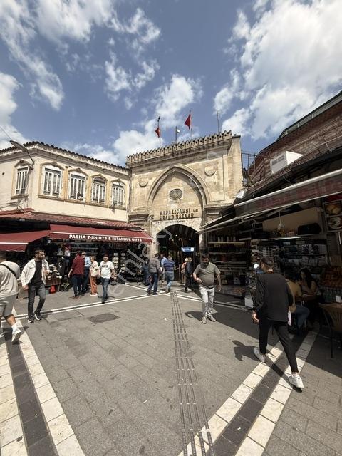 Kapalıçarşı Girişinde Prestijli Ticari Dükkan