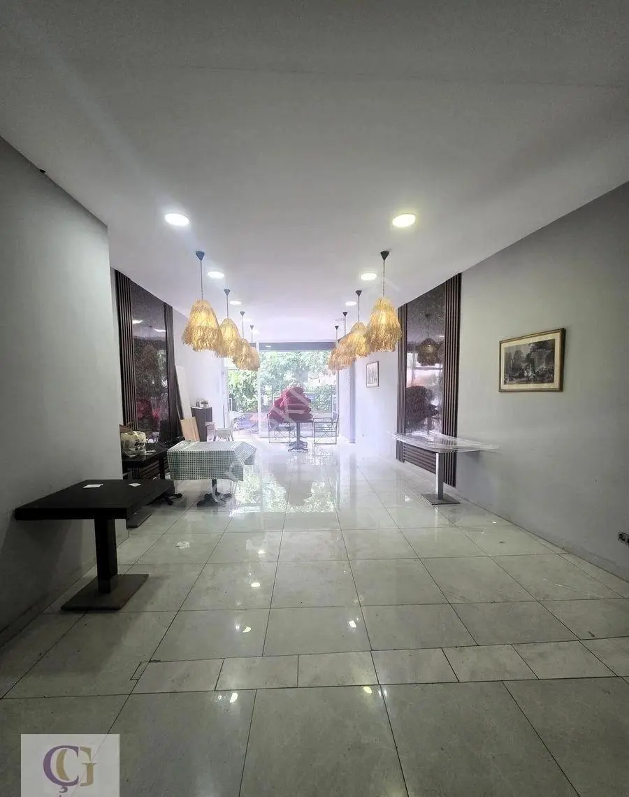 Çizme Gayrimenkul'den Yeşilköy'de Düz Giriş Kiralık Dükkan