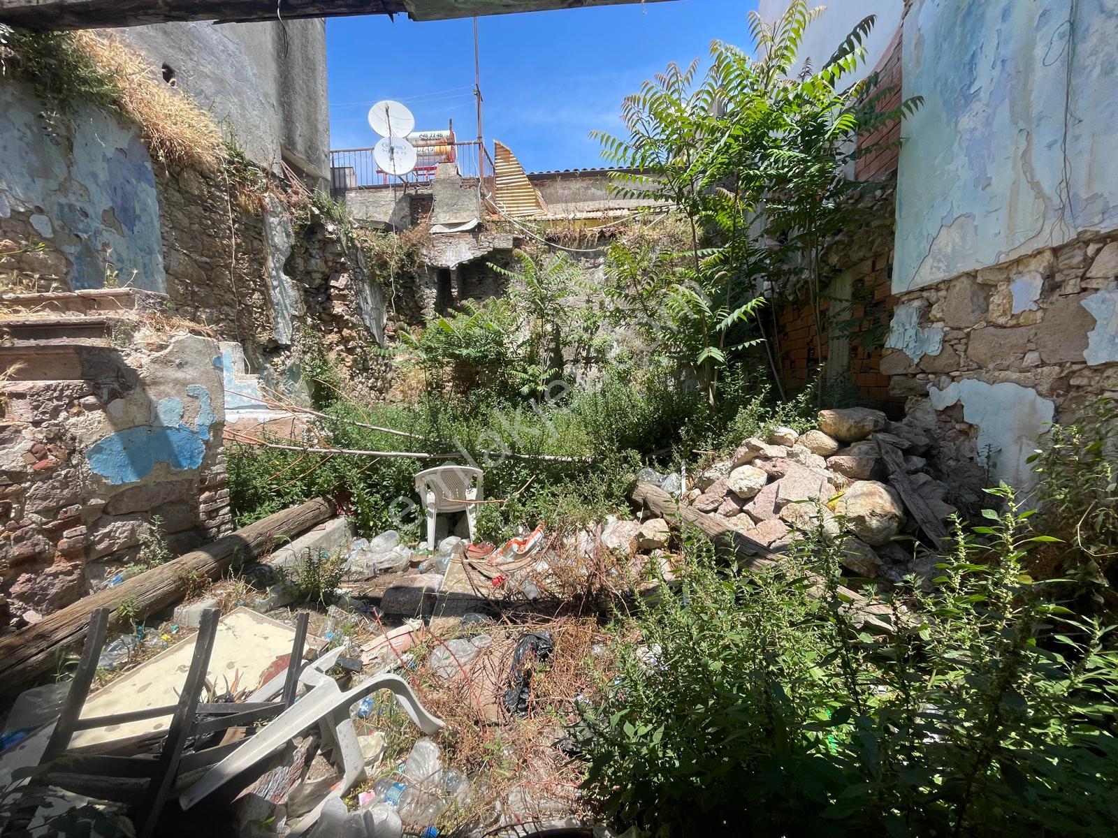 Ayvalık Merkez'de Restorasyon İsteyen Avlulu 3 Katlı 4+1 Taş Rum Evi - Görsel 9