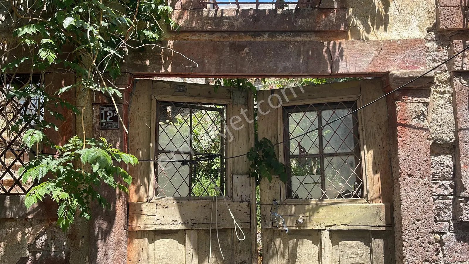 Ayvalık Merkez'de Restorasyon İsteyen Avlulu 3 Katlı 4+1 Taş Rum Evi - Görsel 3