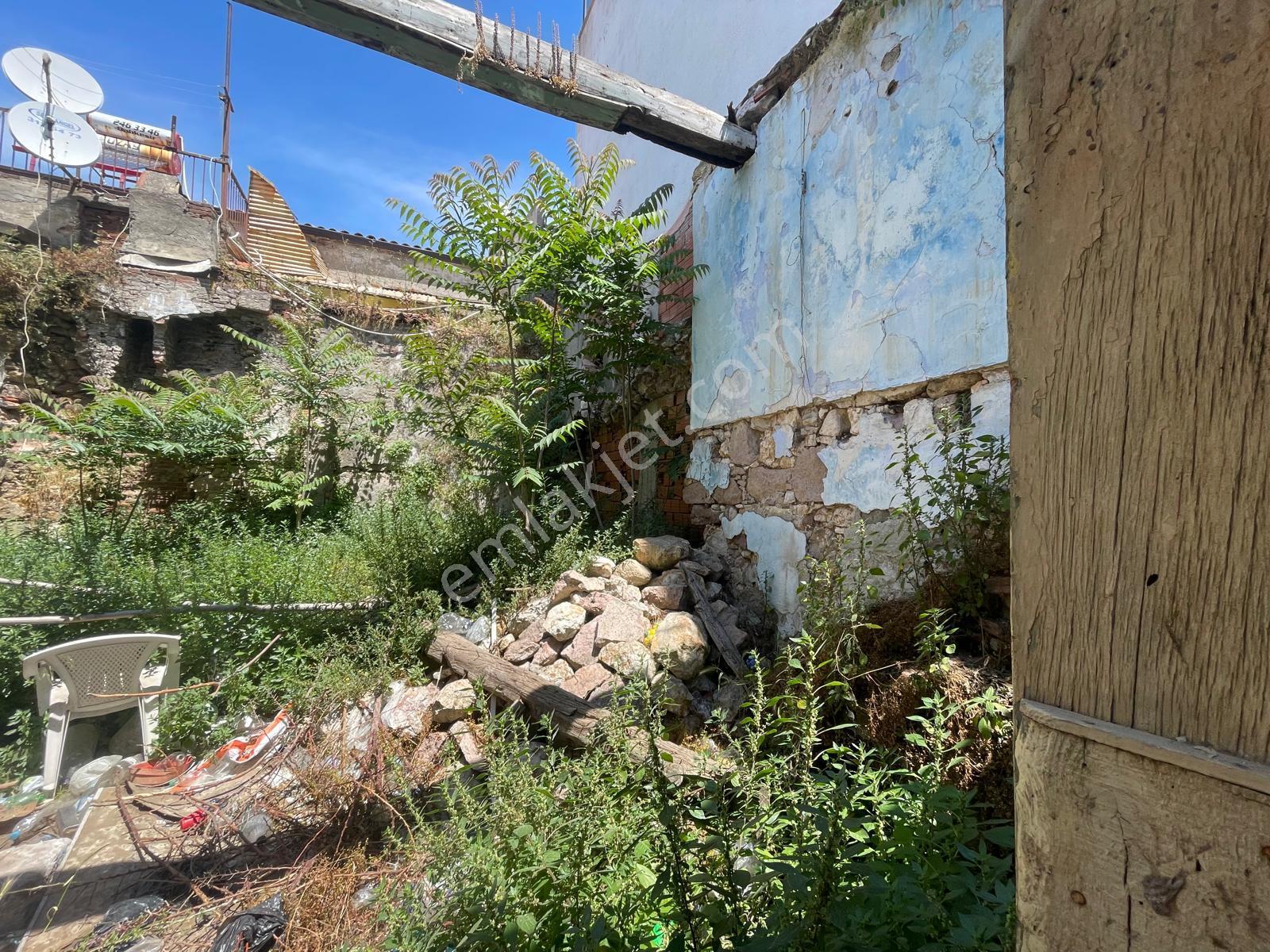 Ayvalık Merkez'de Restorasyon İsteyen Avlulu 3 Katlı 4+1 Taş Rum Evi - Görsel 10