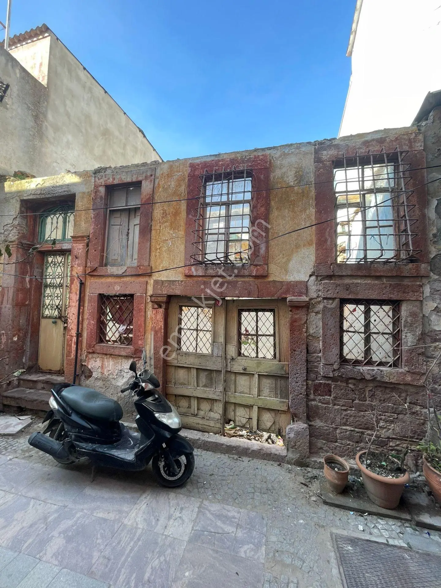 Ayvalık Merkez'de Restorasyon İsteyen Avlulu 3 Katlı 4+1 Taş Rum Evi