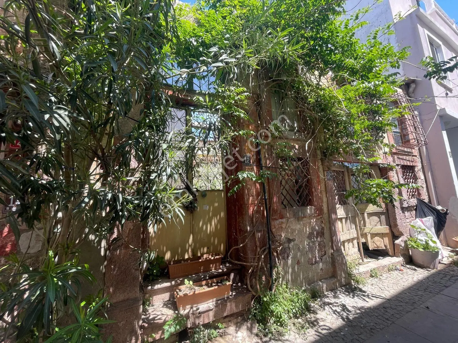 Ayvalık Merkez'de Restorasyon İsteyen Avlulu 3 Katlı 4+1 Taş Rum Evi - Görsel 4
