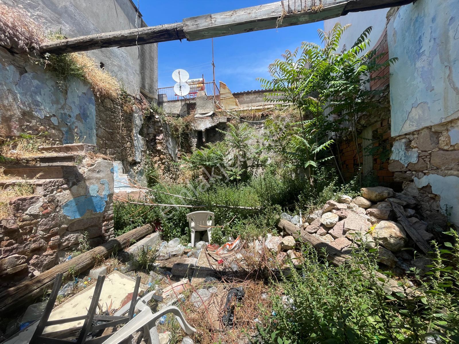 Ayvalık Merkez'de Restorasyon İsteyen Avlulu 3 Katlı 4+1 Taş Rum Evi - Görsel 7