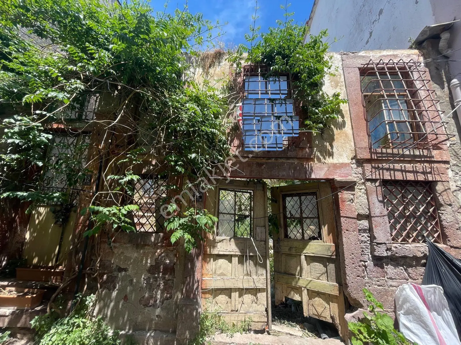 Ayvalık Merkez'de Restorasyon İsteyen Avlulu 3 Katlı 4+1 Taş Rum Evi - Görsel 5