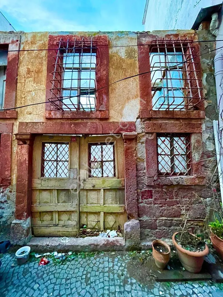 Ayvalık Merkez'de Restorasyon İsteyen Avlulu 3 Katlı 4+1 Taş Rum Evi - Görsel 2