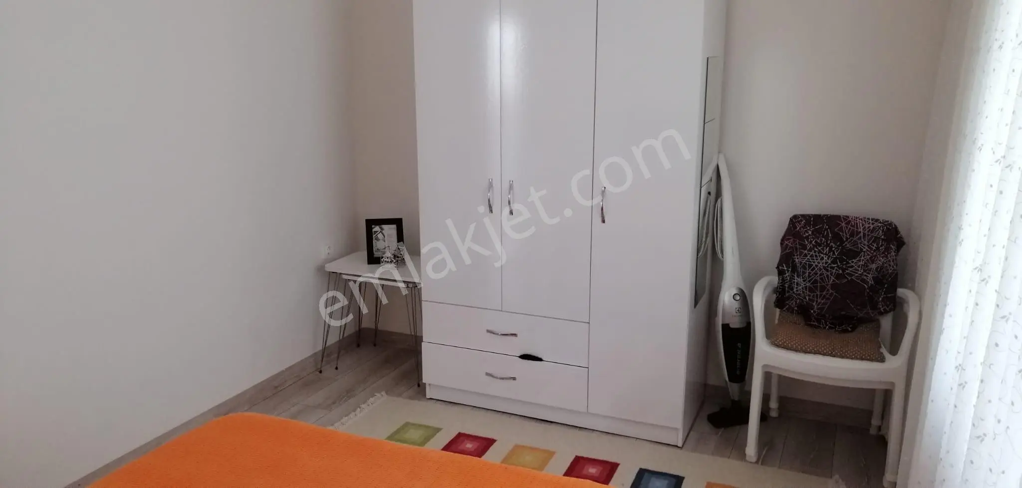 Kırklareli Hacızekeriya'da Satılık Göl Manzaralı Bahçeli Ev