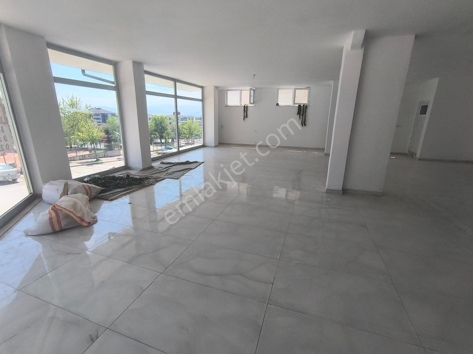Kariyer'den Köşe Bina Çift Cephe 160m² Kiralık Dükkan - Görsel 18