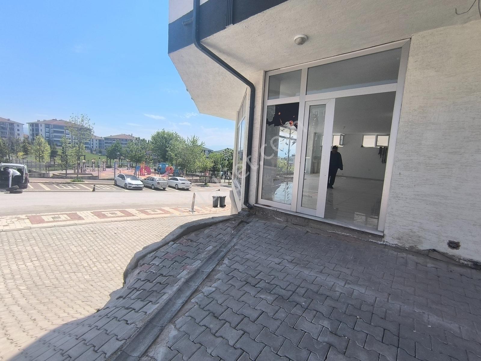 Kariyer'den Köşe Bina Çift Cephe 160m² Kiralık Dükkan - Görsel 16