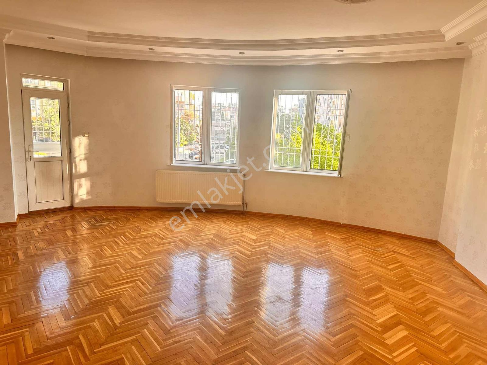 Güvenevler Duisburg Bulvarın'da Kiralık 4+1 280 M2 1. Kat Daire