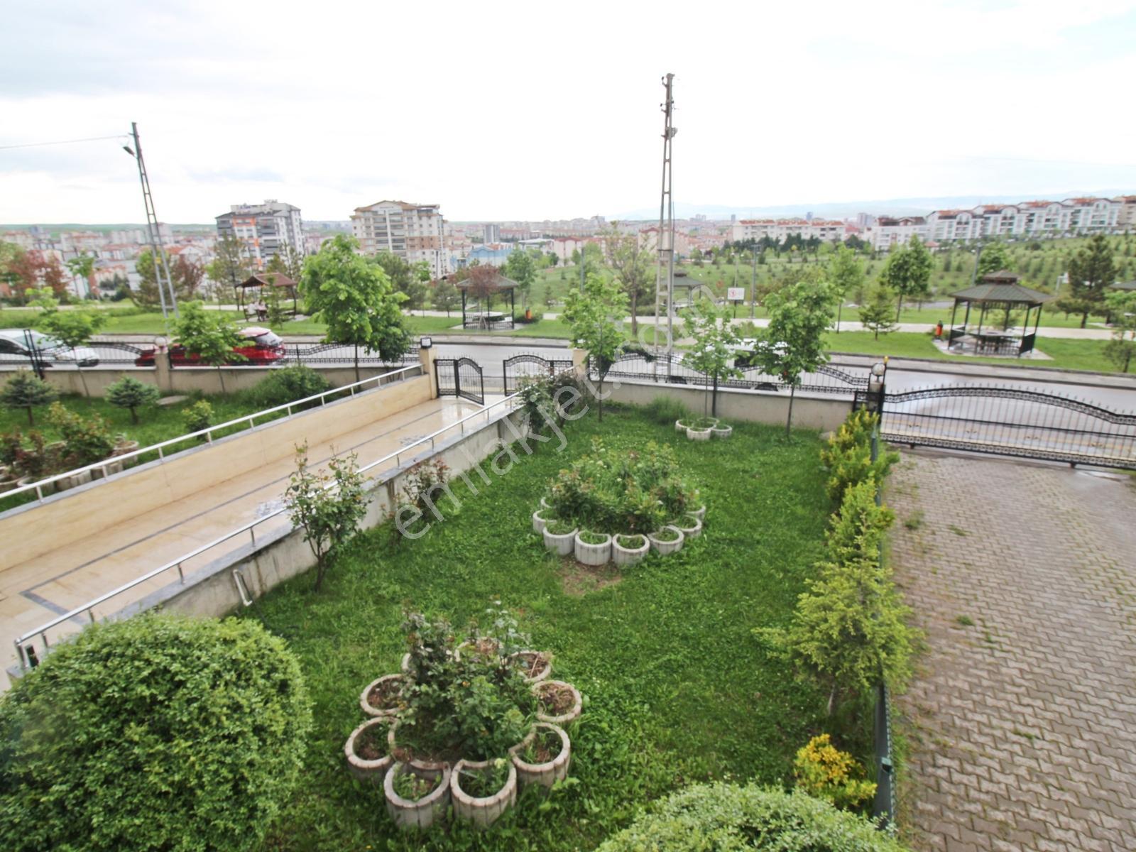 Elvan'da Sitede 3+1 Manzaralı Çift Banyolu Ön Cephe Ev - Görsel 5