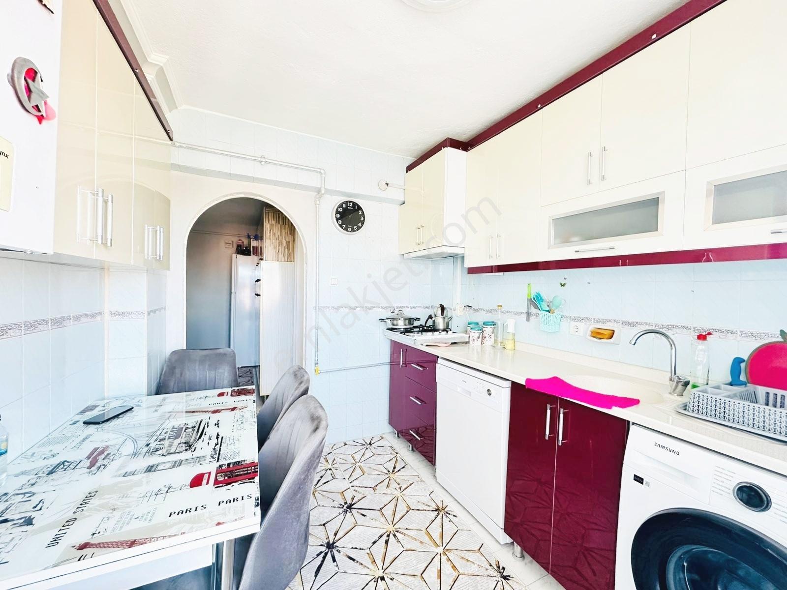 Barut Emlak_ Fatih Mahallesinde 3. Kat 120 M2 Gd Cephe 3+1 - Görsel 20