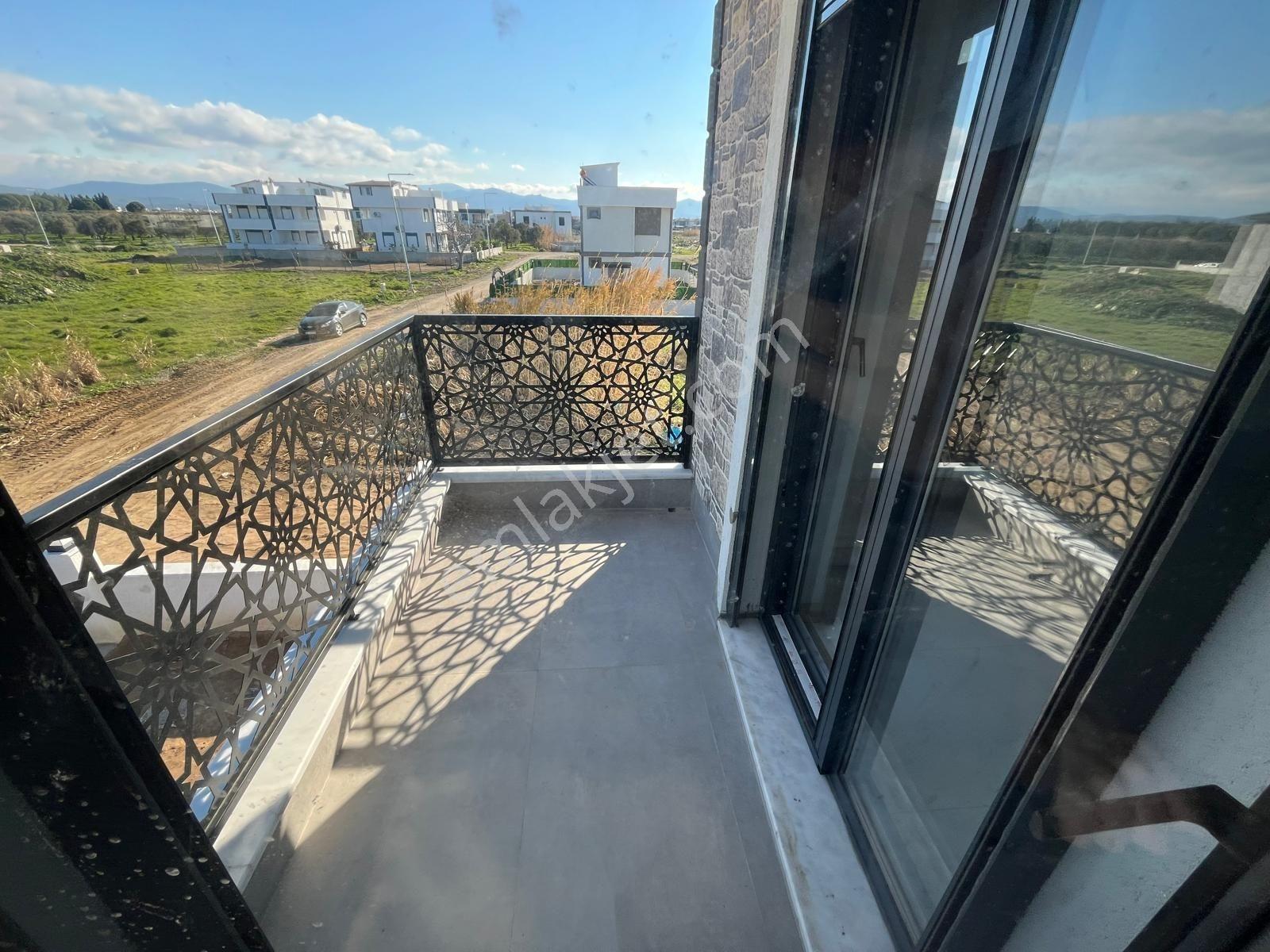 Uçardan Sahilde Muhteşem Mimarili Tam Müstakil Bahçeli Lüks Vill - Görsel 14