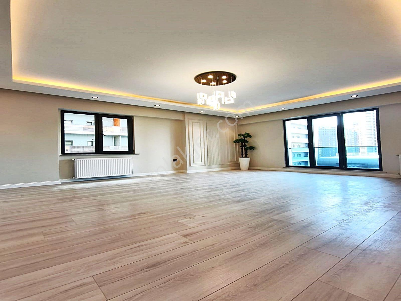 Cadde34'den Zafer Mahallesinde Aile Sitesinde Kapalı Otoparklı Ebeveyn Banyolu 3+1 Daire - Görsel 7