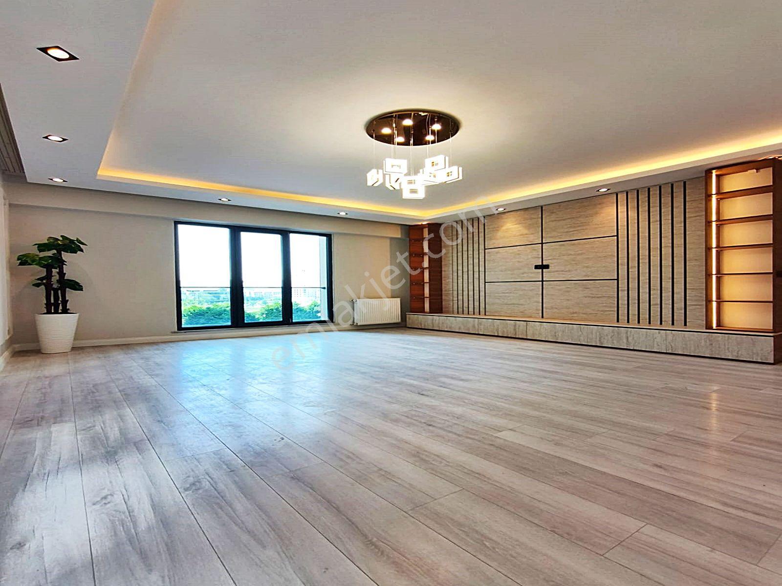 Cadde34'den Zafer Mahallesinde Aile Sitesinde Kapalı Otoparklı Ebeveyn Banyolu 3+1 Daire - Görsel 3