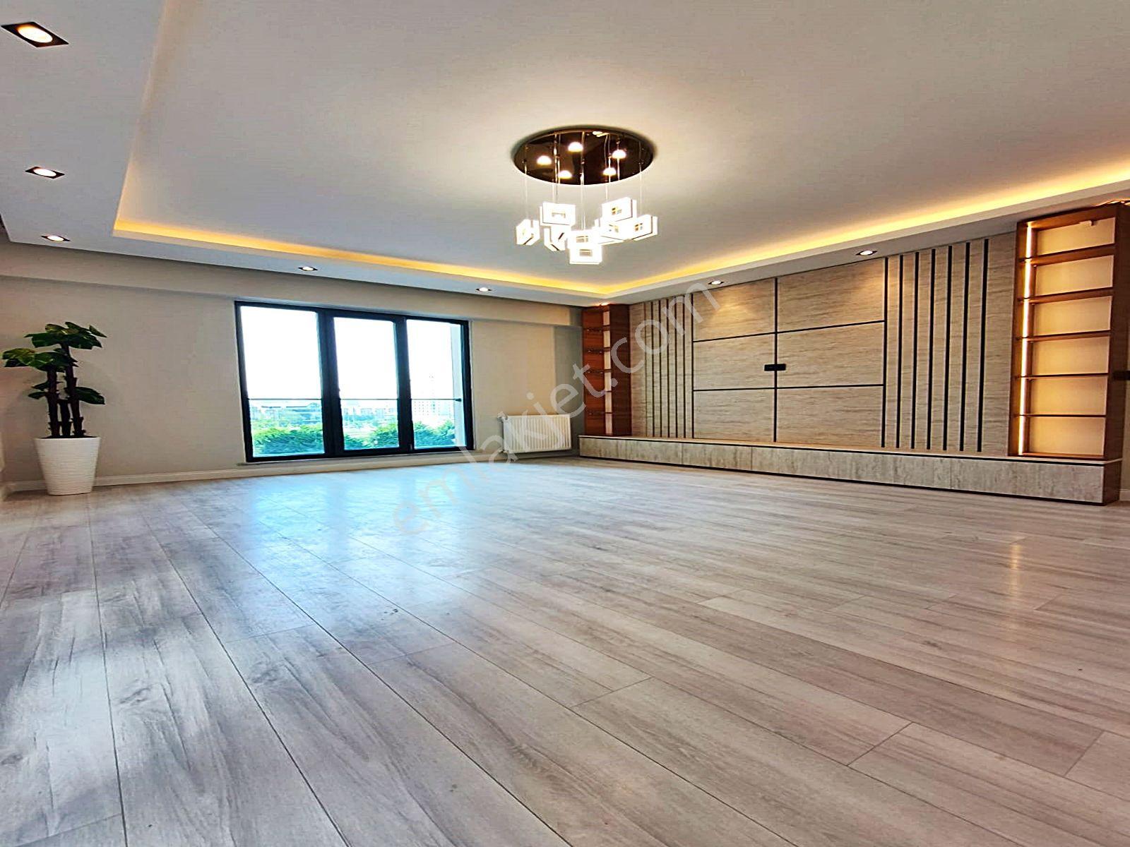 Cadde34'den Zafer Mahallesinde Aile Sitesinde Kapalı Otoparklı Ebeveyn Banyolu 3+1 Daire - Görsel 6